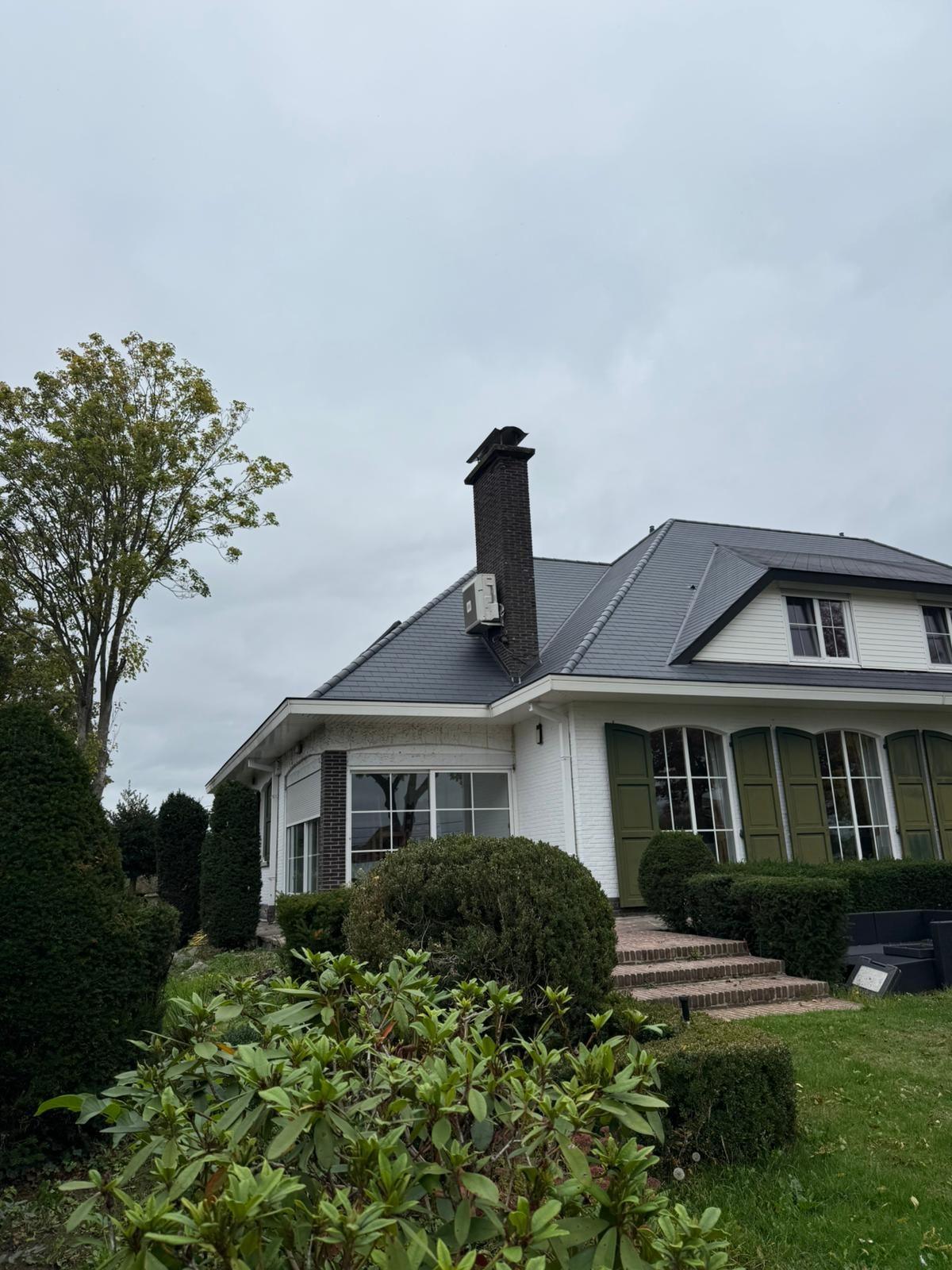 Achterzijde van de villa met vernieuwd dakvlak in Berlaar
