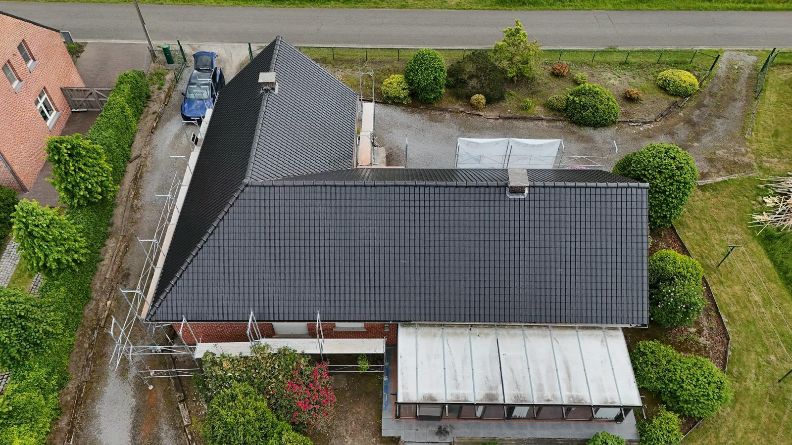 Beide nieuwe dakvlakken en de veranda van de woning in Geel