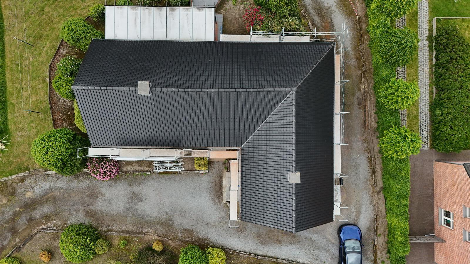 Bovenaanzicht van het nieuwe dak met strakke kilgoot in Geel