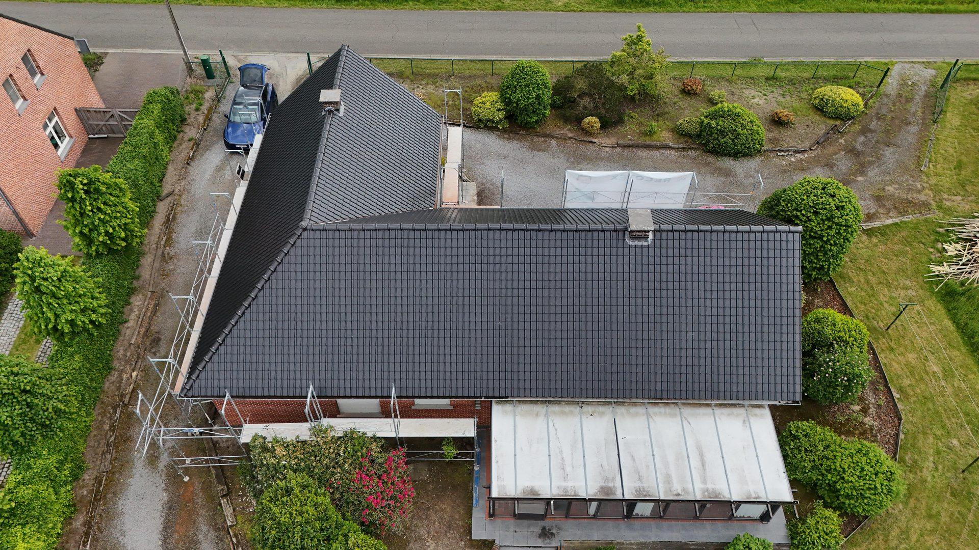 Detail van de antraciet pannen en het nieuwe gootwerk in Geel