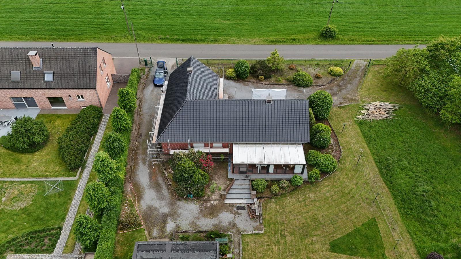 Dronefoto van de villa met vernieuwd dak en tuin in Geel