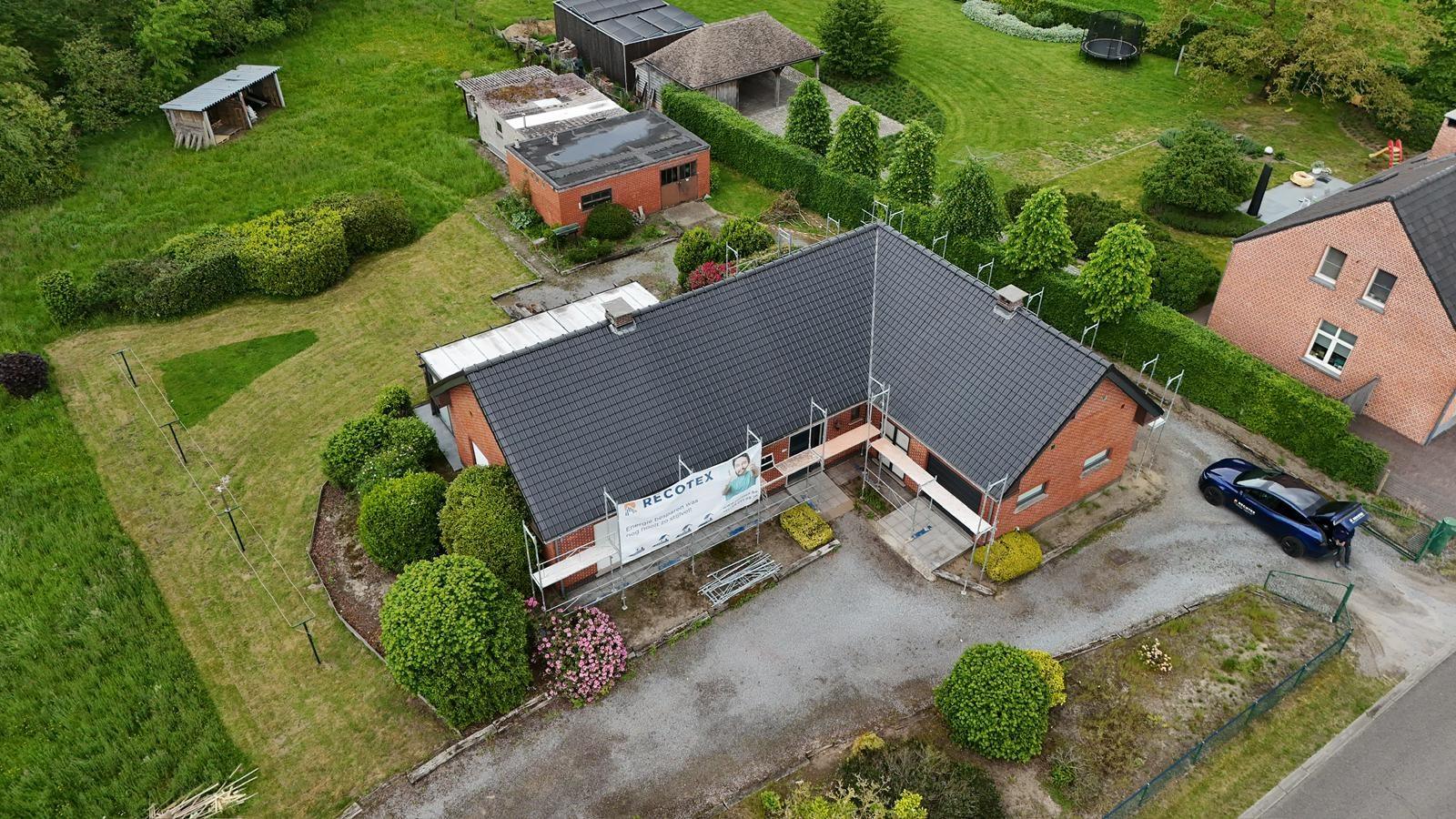 Vernieuwd dak van de villa in Geel, gezien vanaf de voorzijde