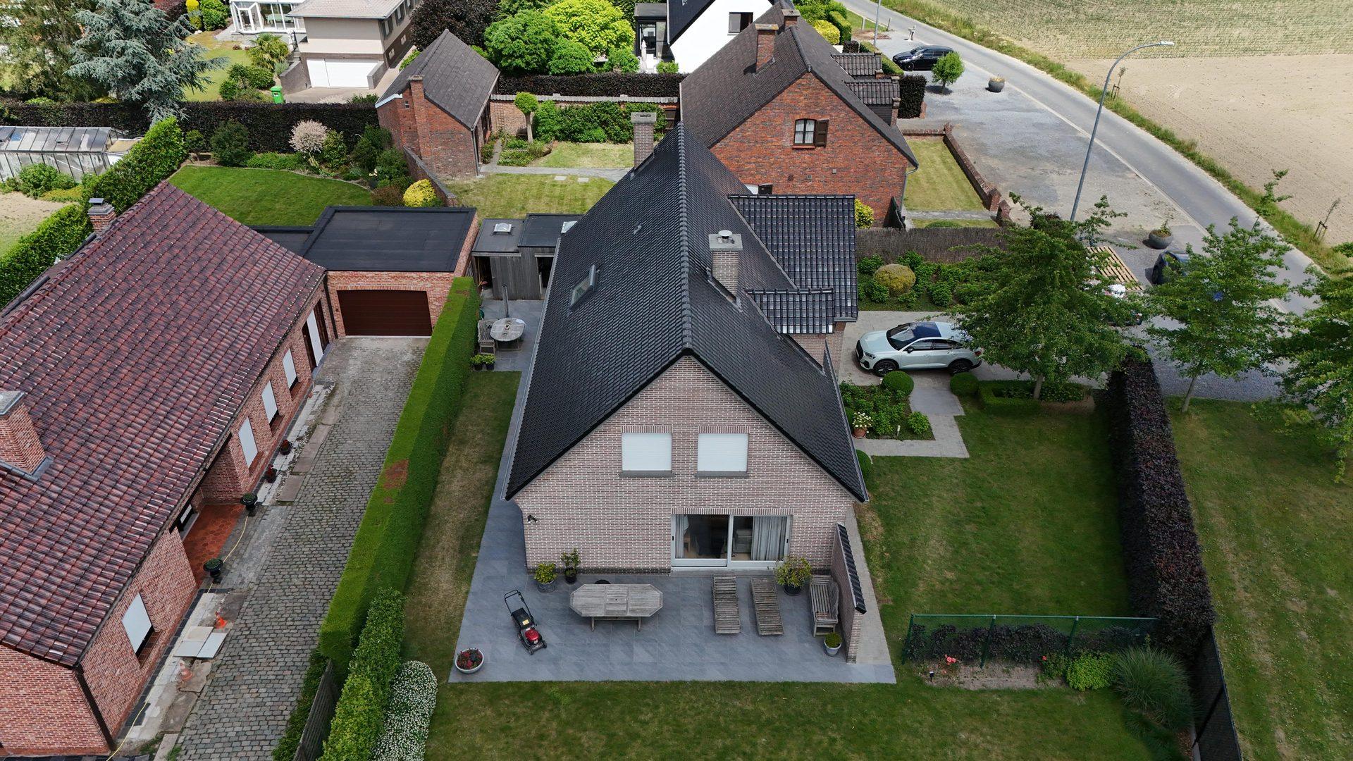 Achterzijde van de woning in Izegem met vernieuwd antraciet pannendak