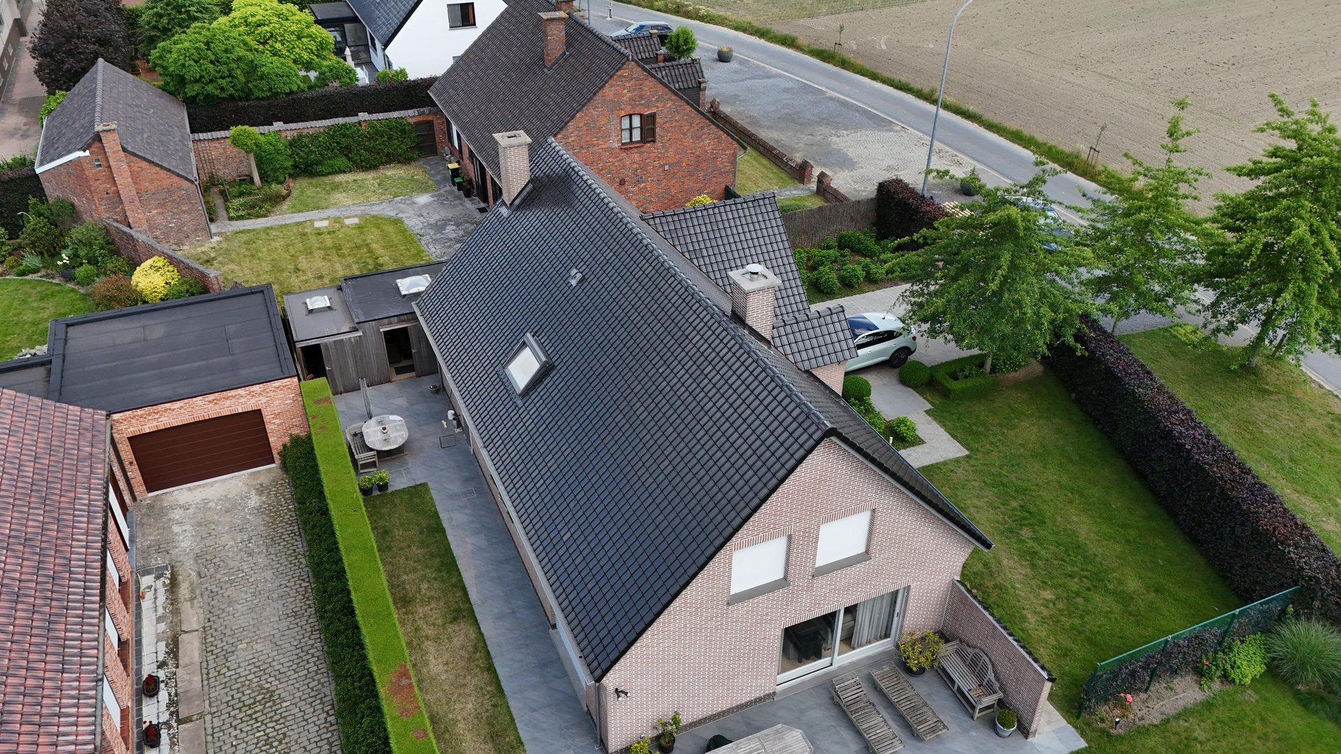 Nieuw hellend dak in Izegem gezien vanaf de tuinzijde