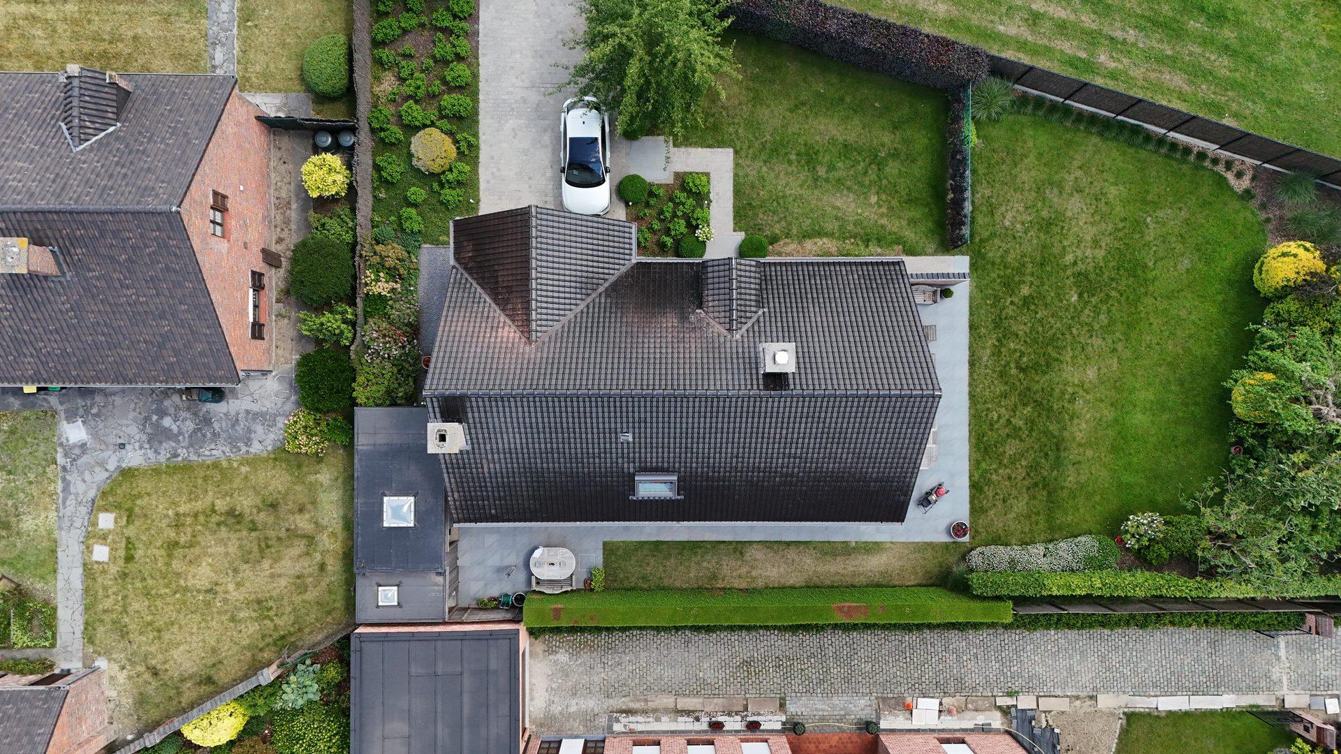 Dronefoto van het volledige vernieuwde pannendak in Izegem