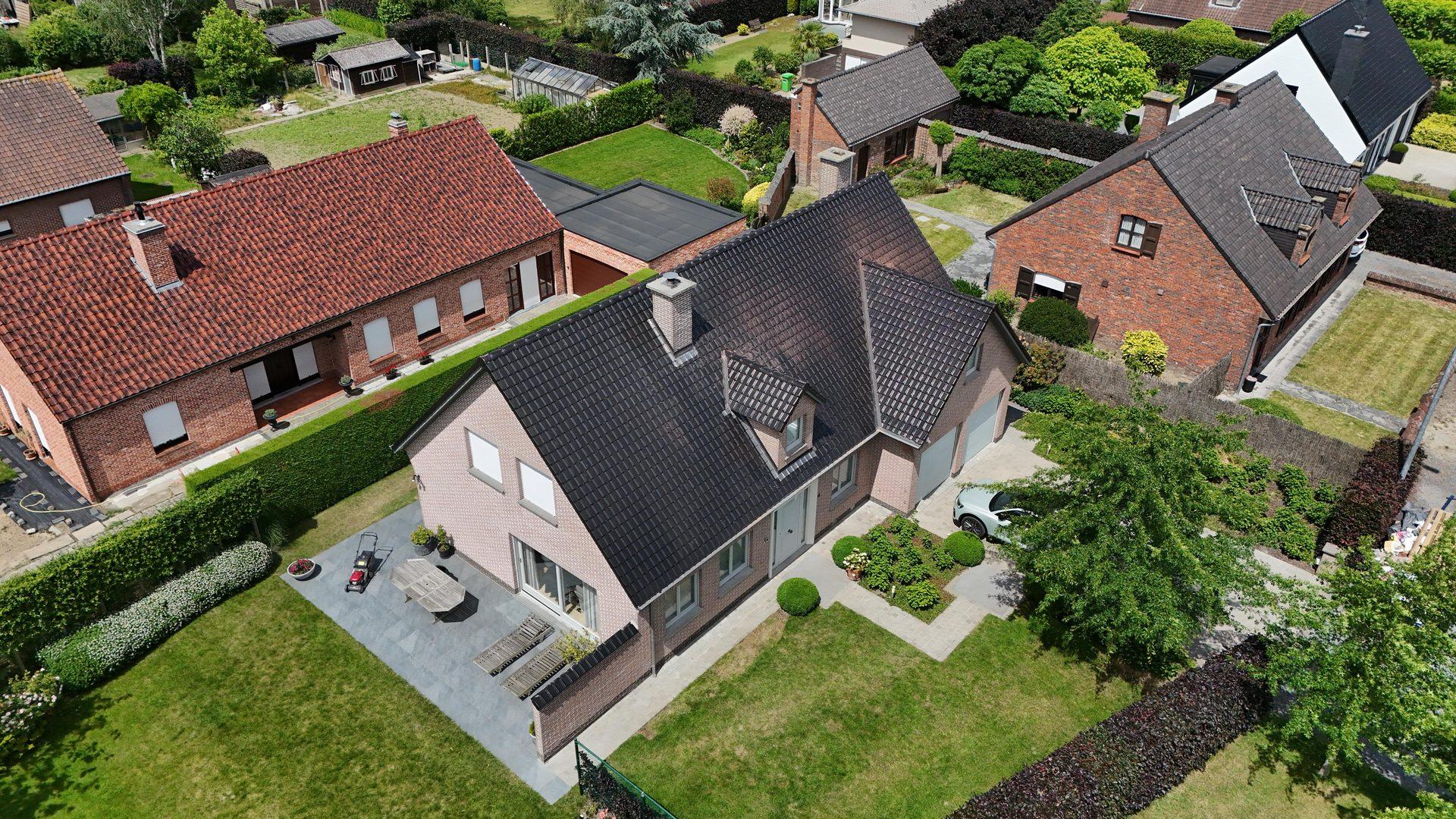 Vernieuwd dak van de vrijstaande villa in Izegem, breed dronebeeld