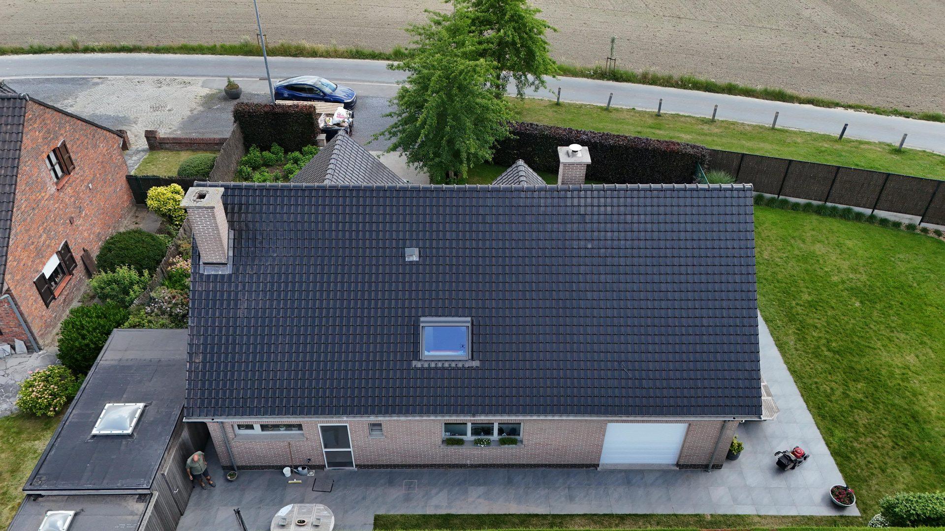 Zijdakvlak met nieuw Velux-dakvenster na de dakwerken in Izegem