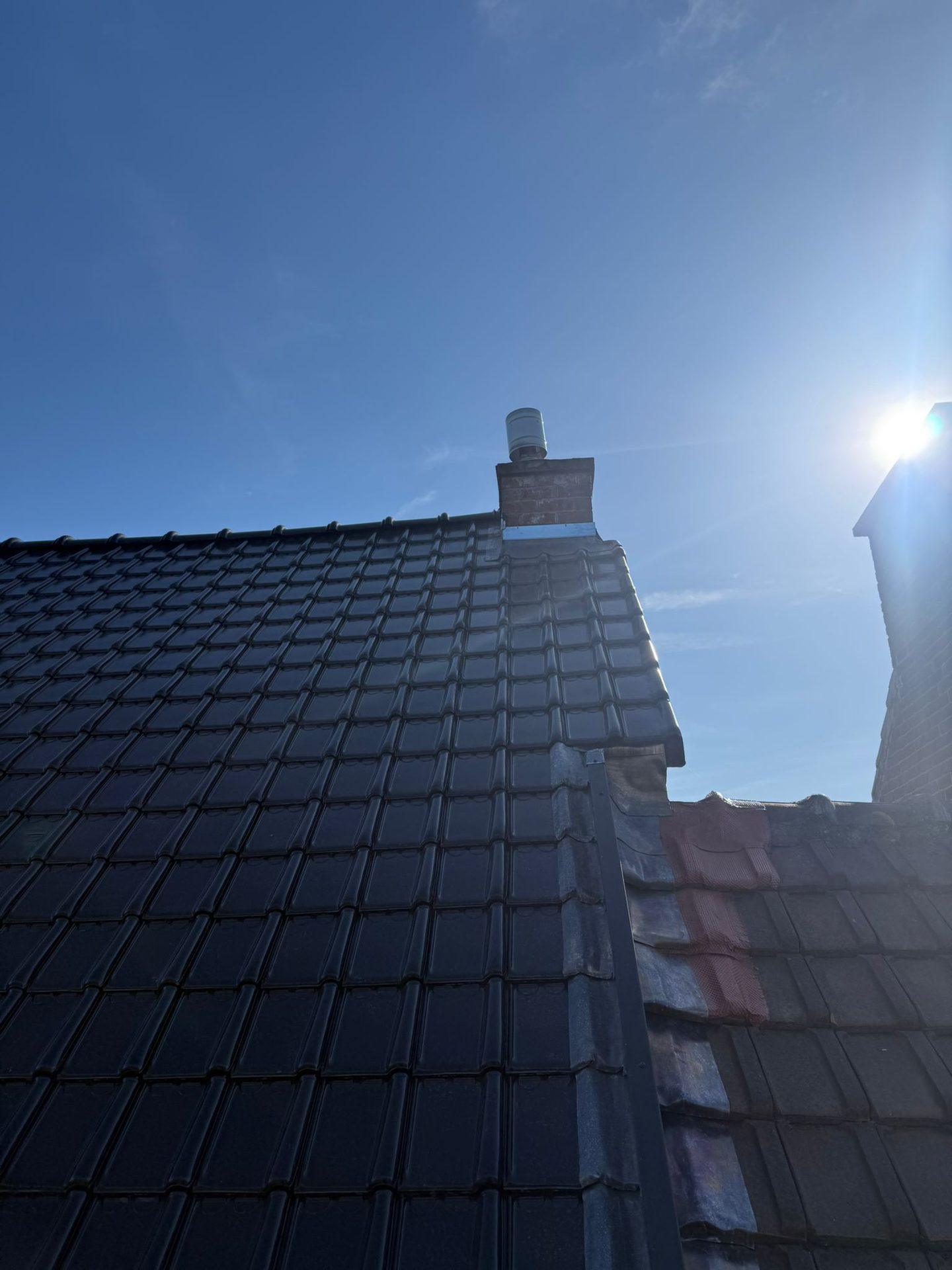Dakpunt met schouw en ventilatie na de dakrenovatie in Melle
