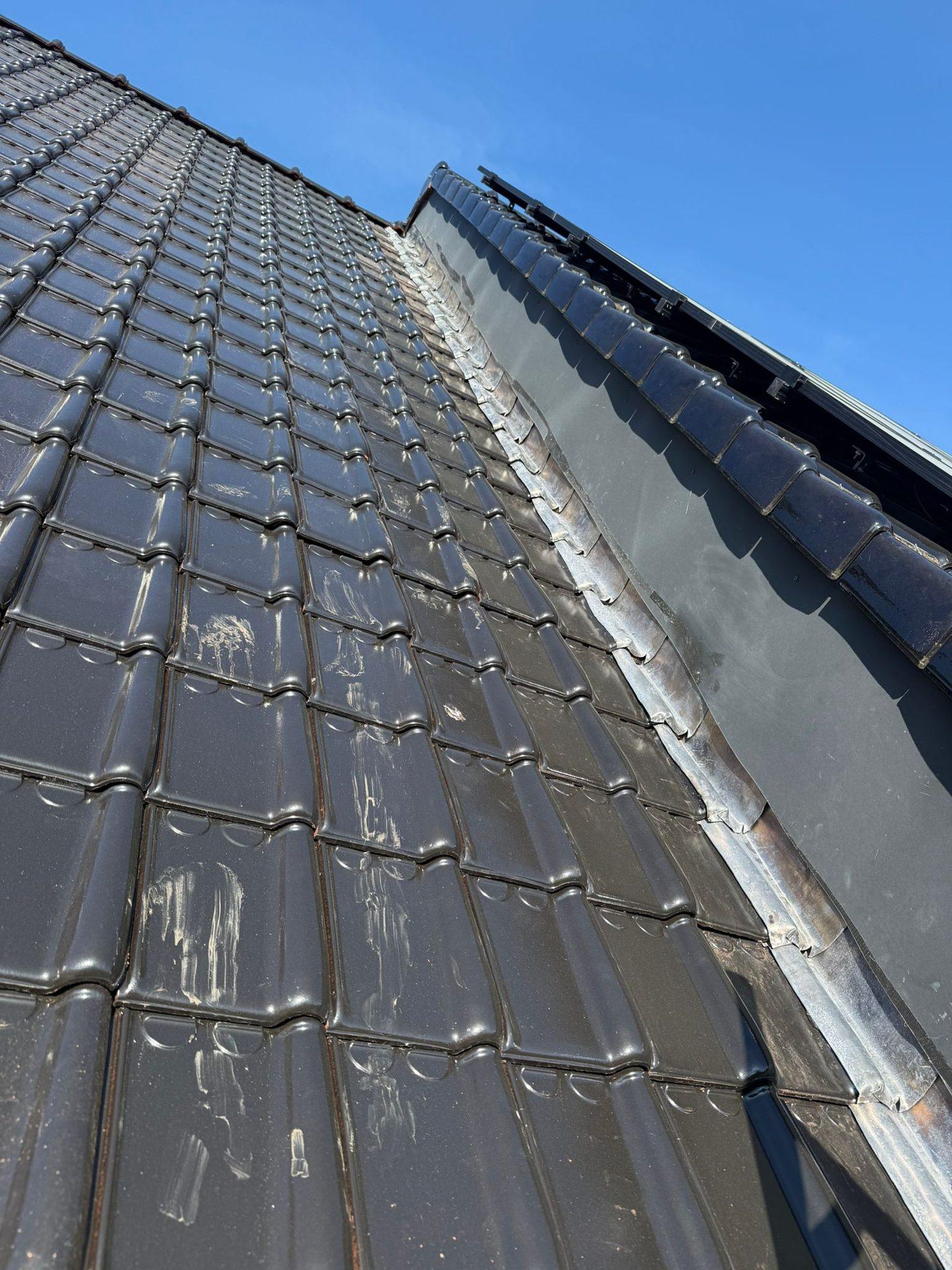 Nieuwe loodvoeg en kilgoot tussen de dakvlakken in Melle