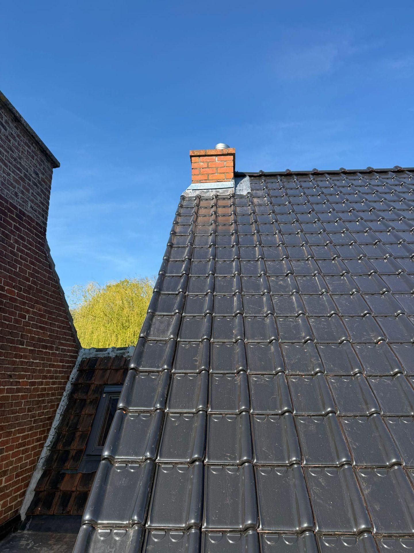 Gerenoveerde schouw met nieuwe loodslabben op het dak in Melle