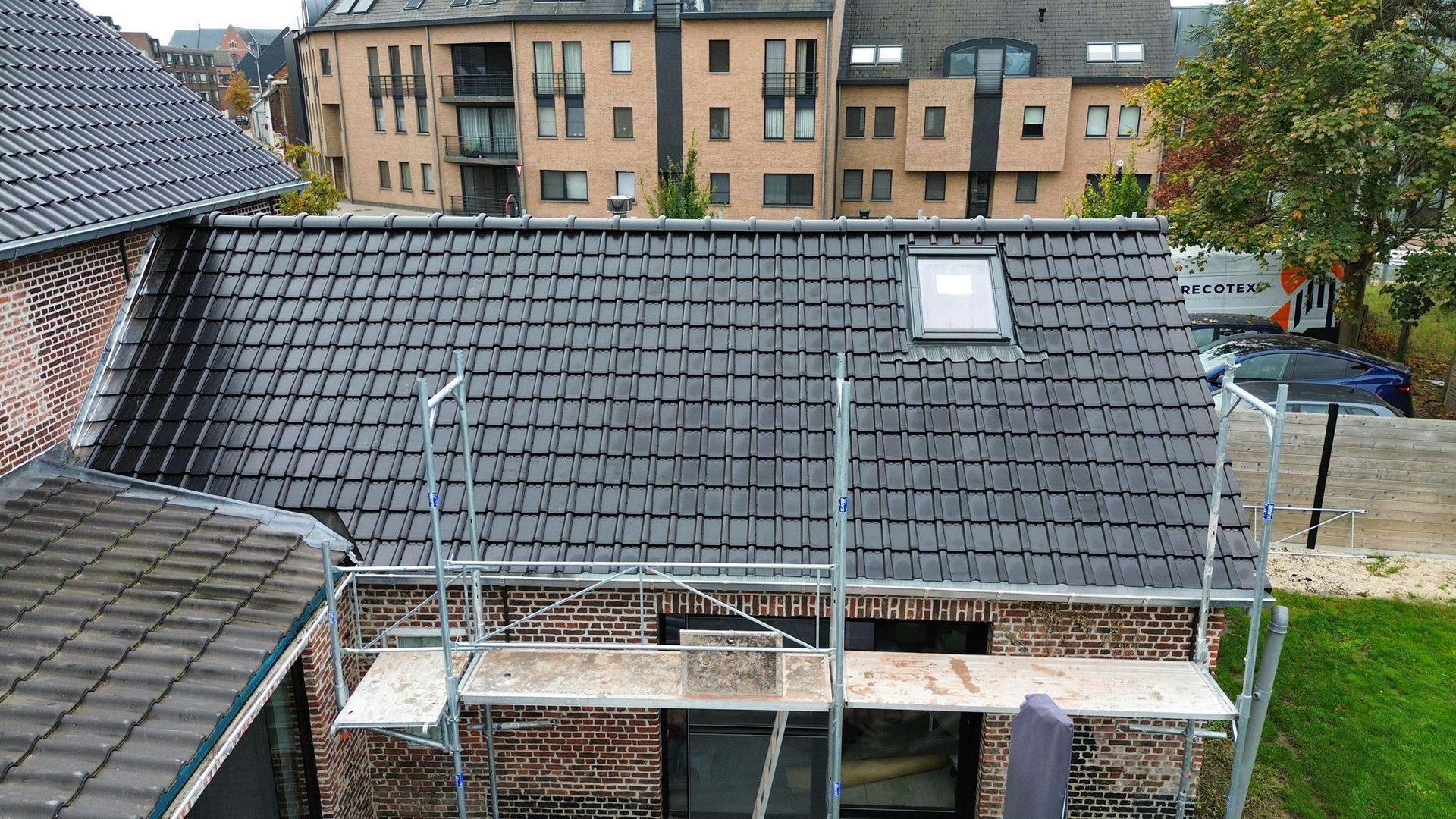 Aanbouwdak met Velux na de dakwerken in Putte