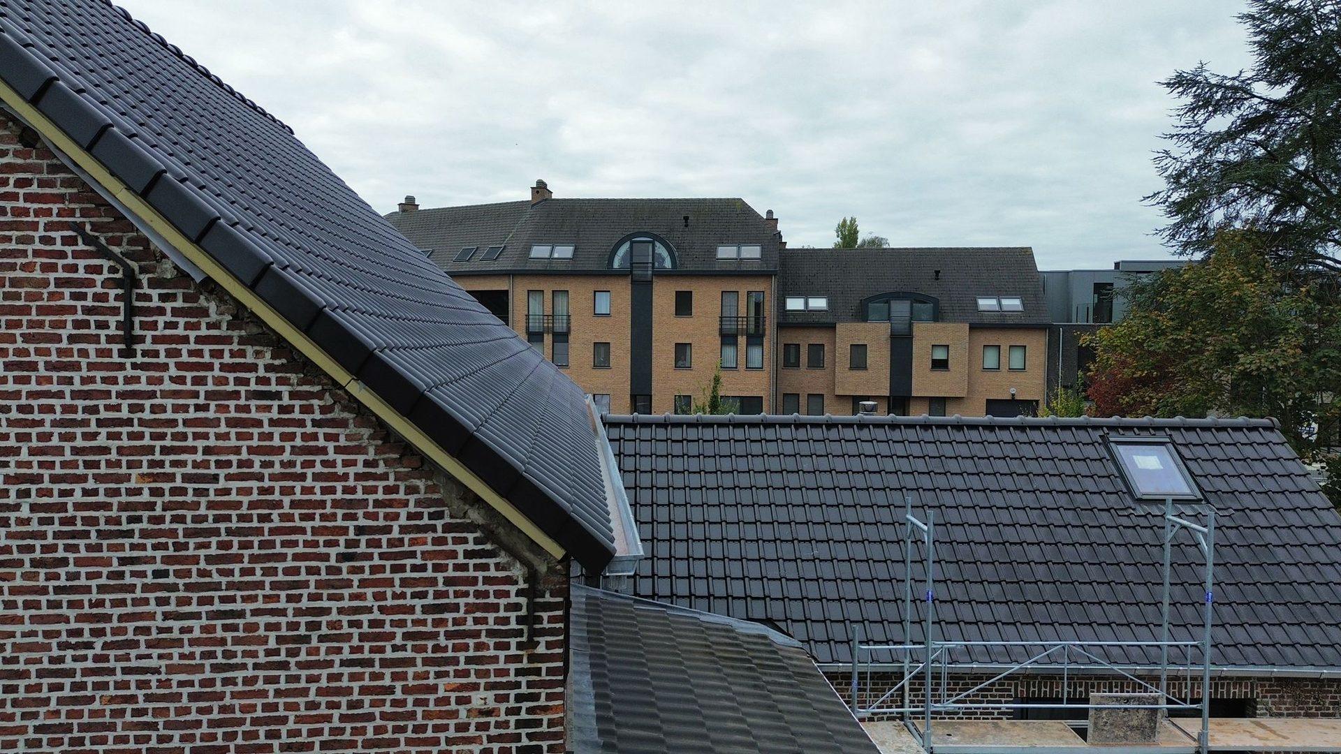 Nieuwe dakoversteek met zwarte windveer aan de puntgevel in Putte