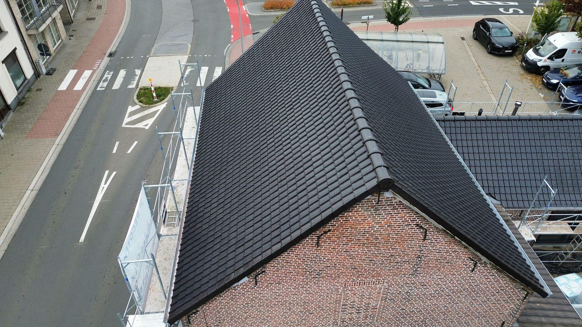 Bovenaanzicht van het nieuwe pannendak met nokvorsten in Putte