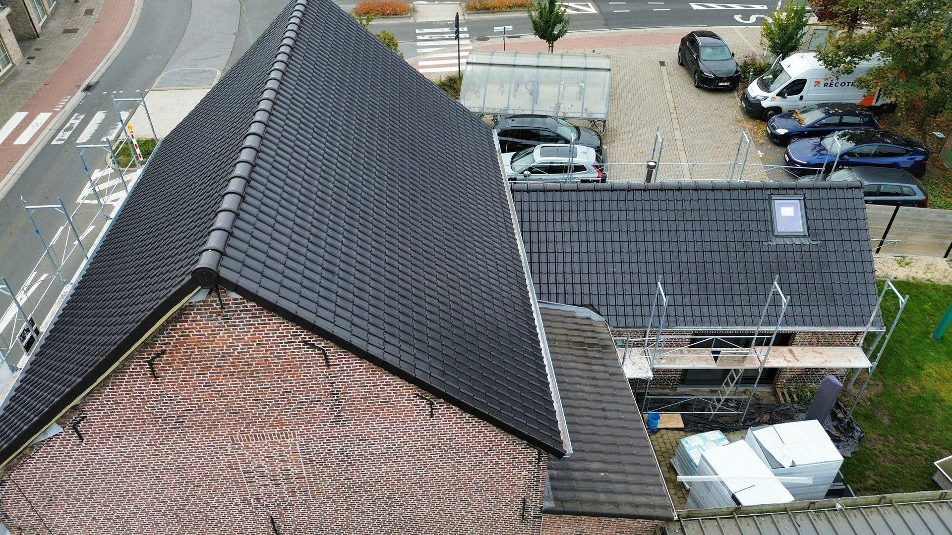 Hoofddak en aanbouwdak met nieuwe Velux-dakvensters in Putte