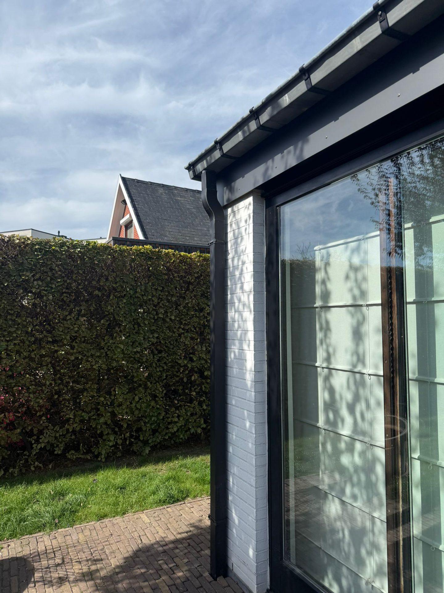 Detail van de zwarte dakrand en boeiboord na de dakwerken in Willebroek