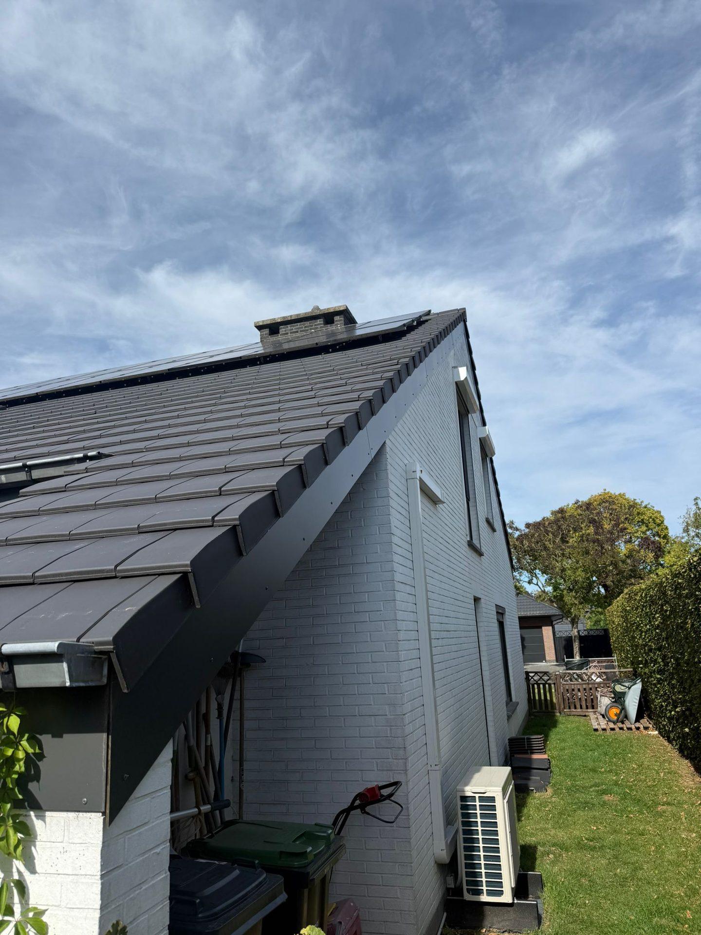 Nieuw antraciet dakvlak met vernieuwde schouw in Willebroek