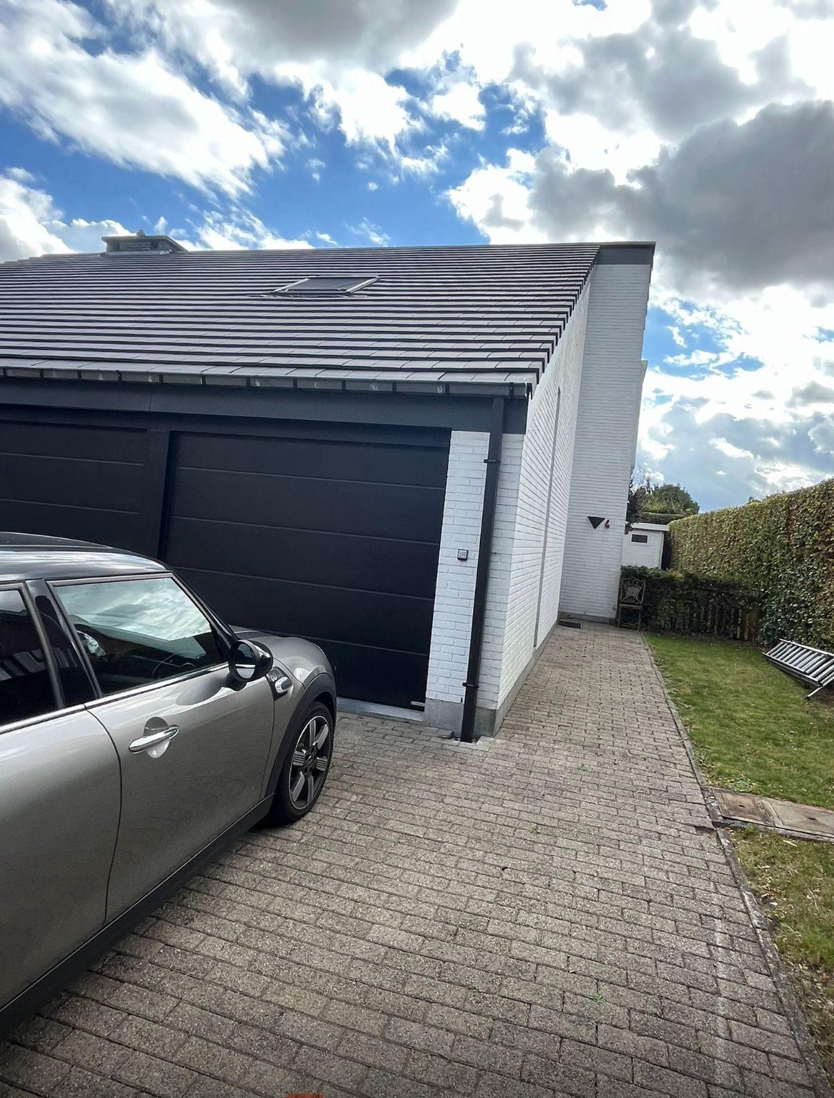 Vooraanzicht van de woning met nieuw dak en dakvlakvenster in Willebroek