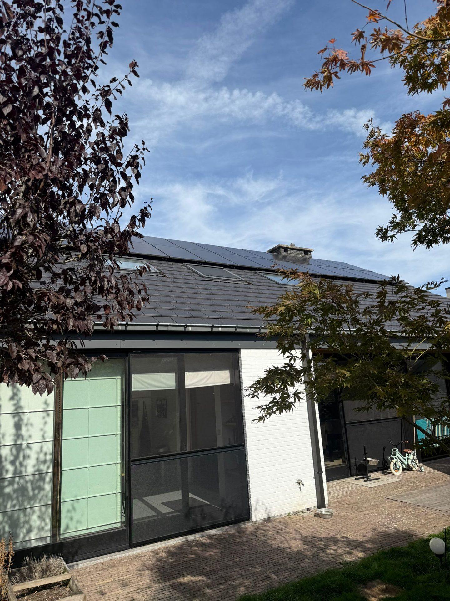 Tuinzijde met herplaatste zonnepanelen op het nieuwe dak in Willebroek