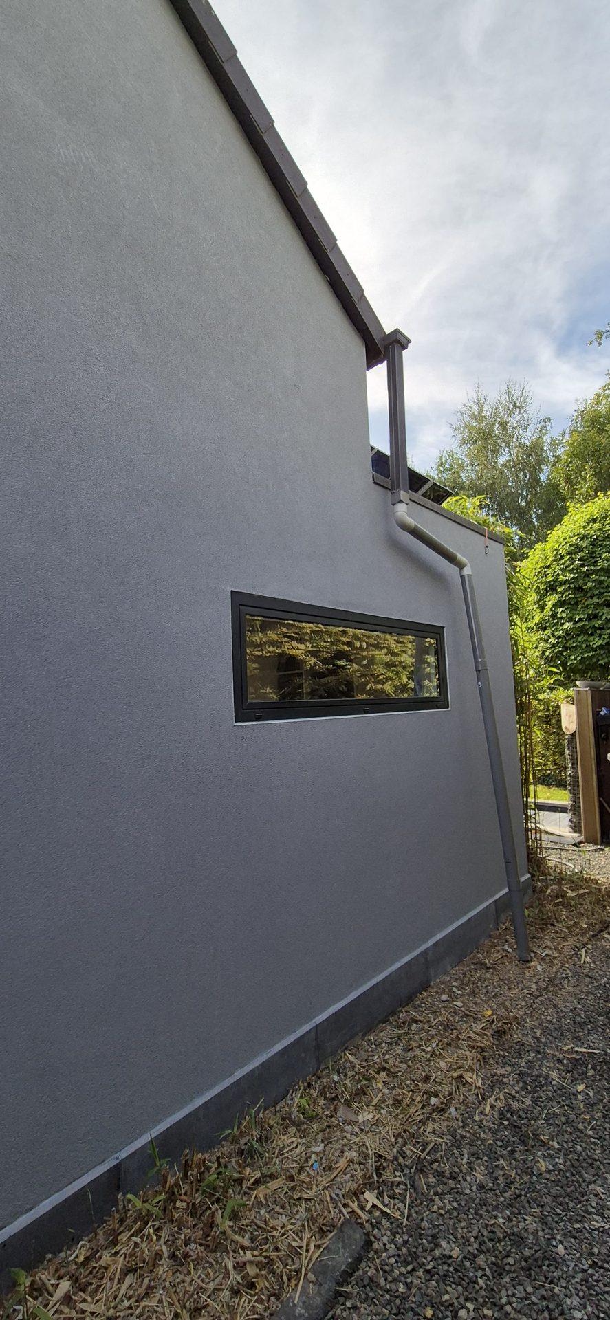 Detail van de fijne crepi-structuur op de gevel in Bonheiden