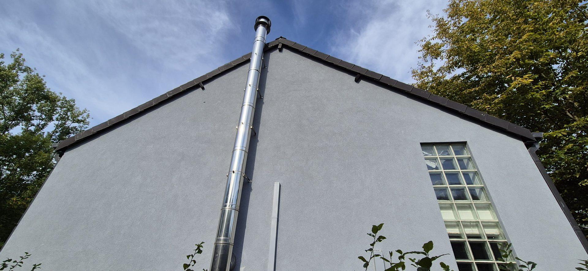 Gevel met inox schouw na de crepi-werken in Bonheiden