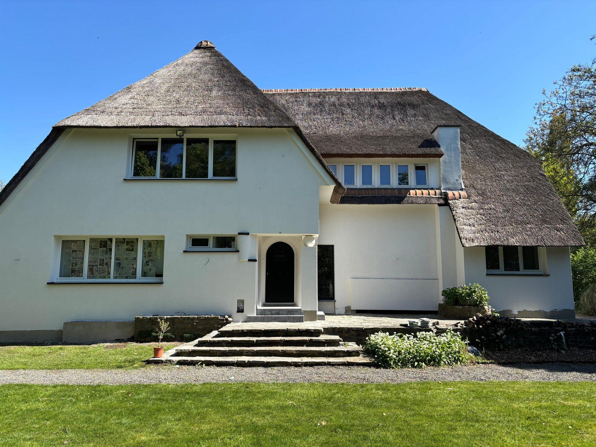 Gevelwerken in Sint-Denijs-Westrem: cottagevilla met witte crepi door Recotex