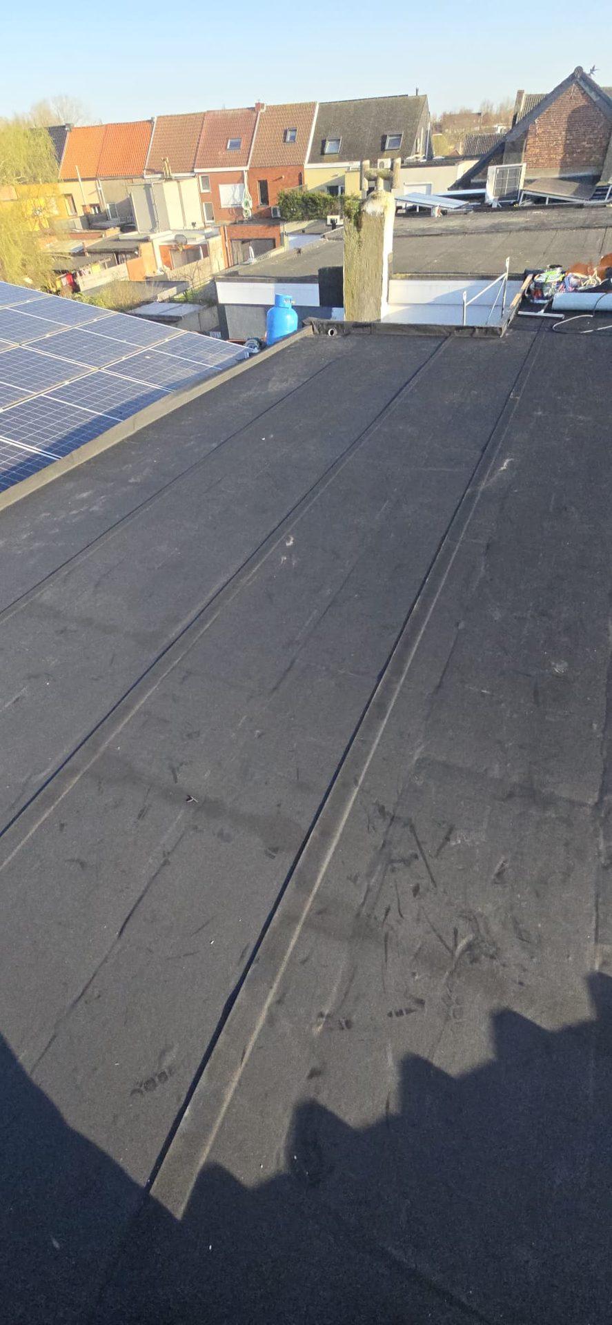 Zonnig overzicht van het nieuwe EPDM-dak in Boom