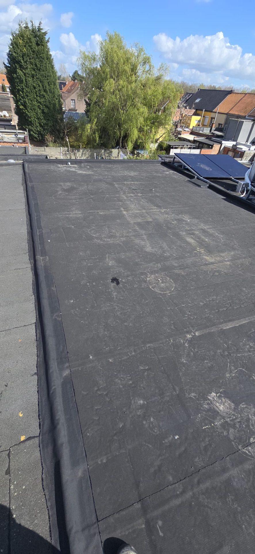 Vernieuwd plat dak in Boom met zwarte EPDM en zonnepanelen door Recotex