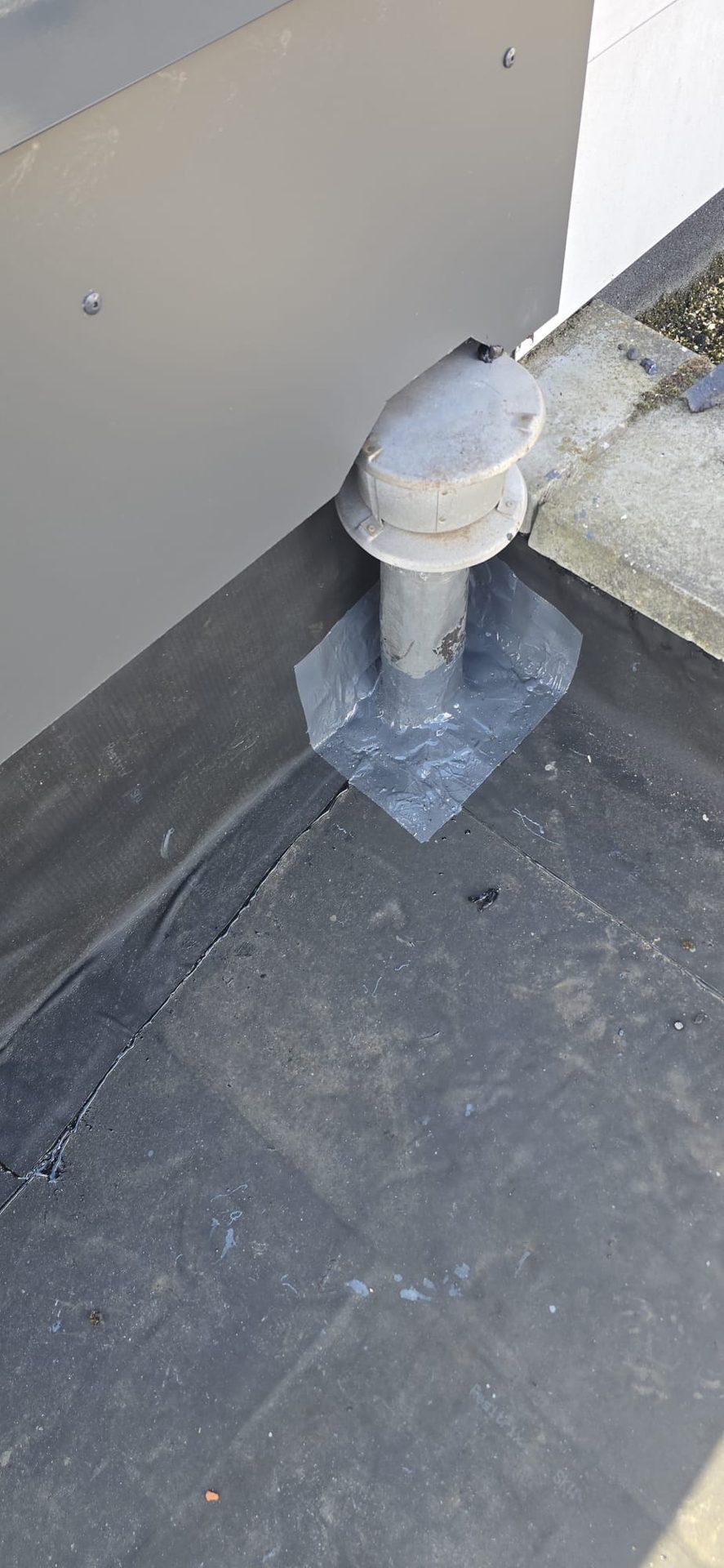 Ontluchtingskap met aluminium slab op het EPDM-dak in Boom