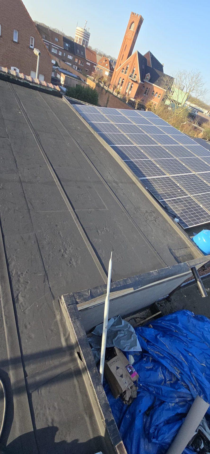 Zonnepanelen teruggeplaatst op het vernieuwde plat dak in Boom