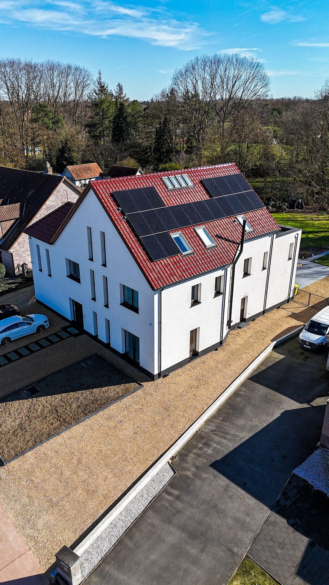 Vernieuwde gevel met crepi-afwerking na renovatie door Recotex