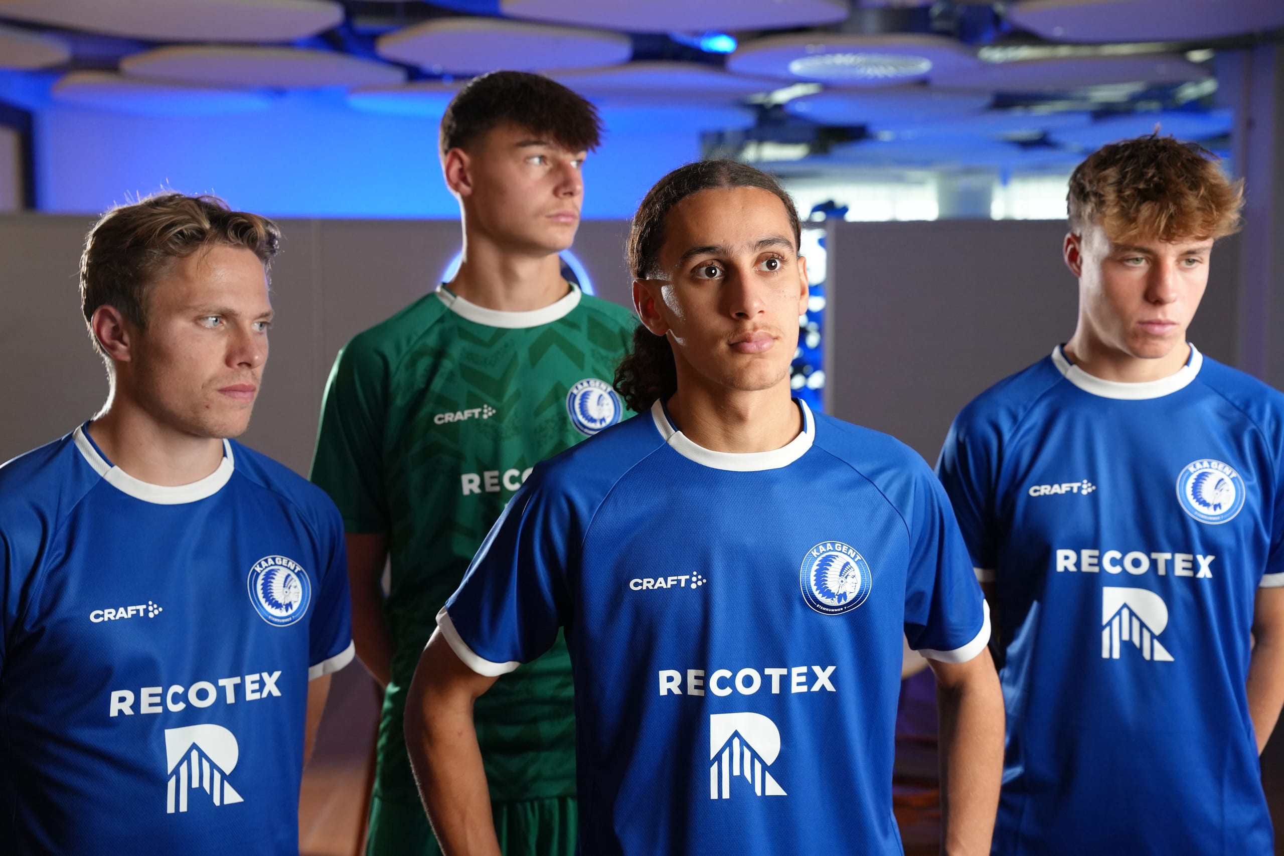 Een groep jeugdspelers van KAA Gent in de blauwe en groene Recotex-shirts