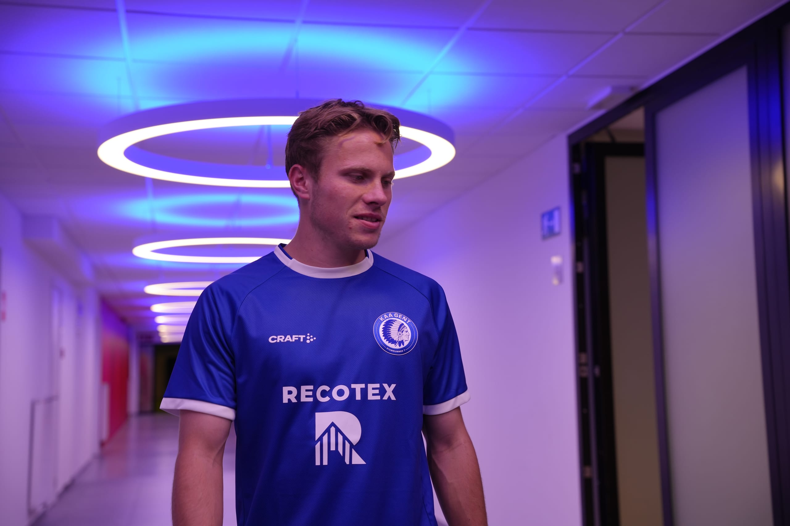 Een jeugdspeler van KAA Gent in de spelersgang van het stadion