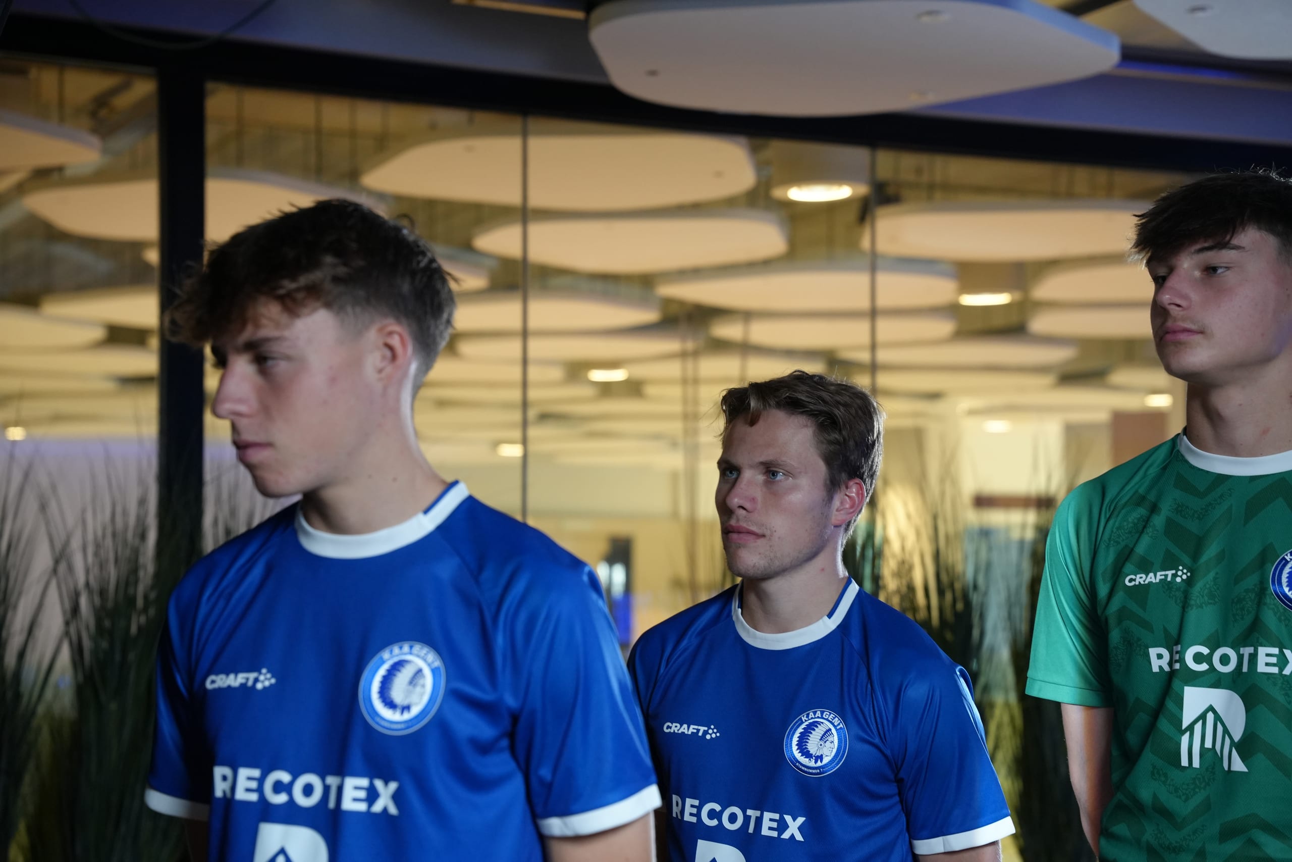 Jeugdspelers van KAA Gent in het blauwe en het groene shirt