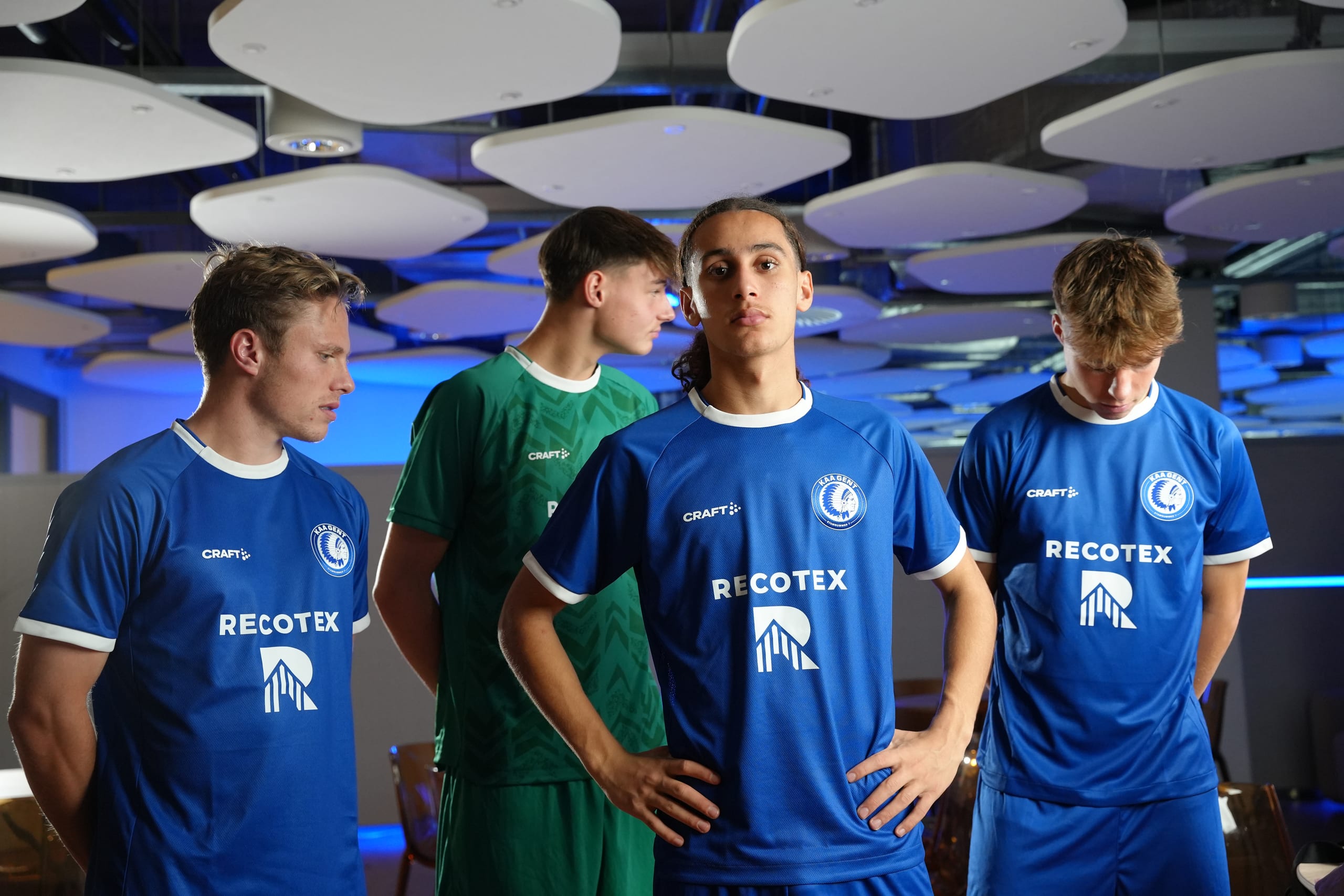 Vier jeugdspelers van KAA Gent in het shirt met het Recotex-logo