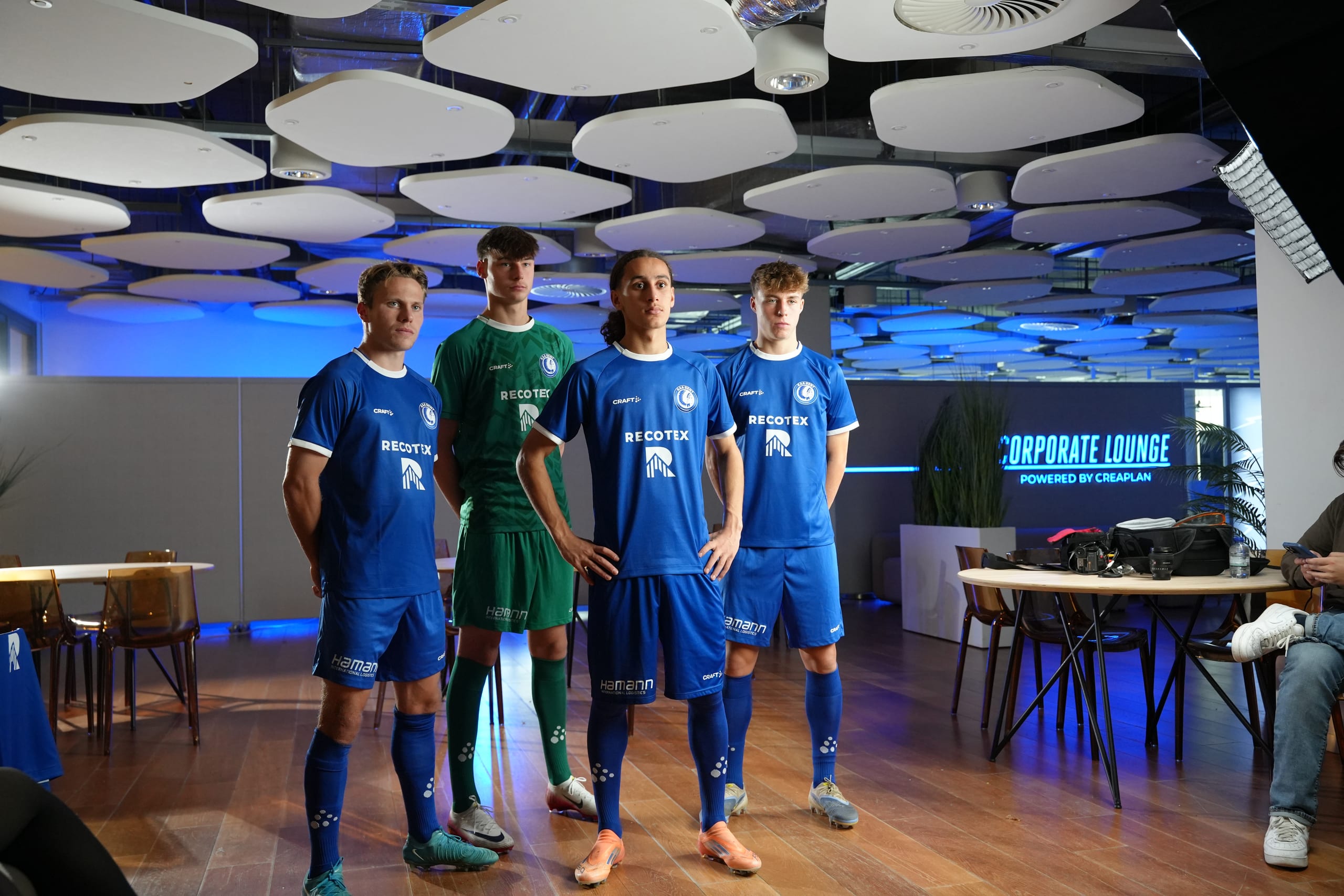 Jeugdspelers van KAA Gent in de lounge van het stadion